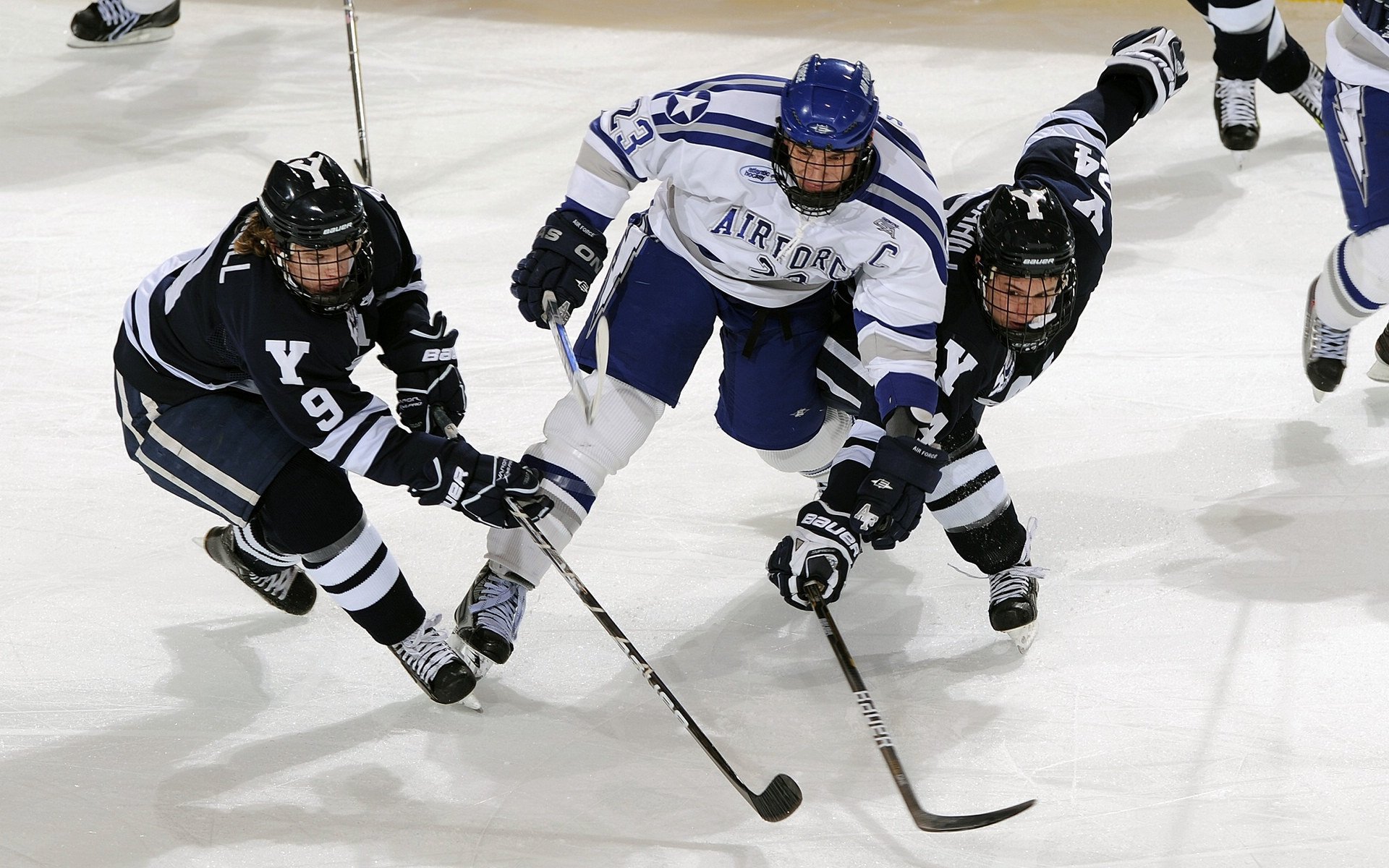 拜仁前场火力全开，凯恩再度上演帽子戏法，拜仁高层卡恩